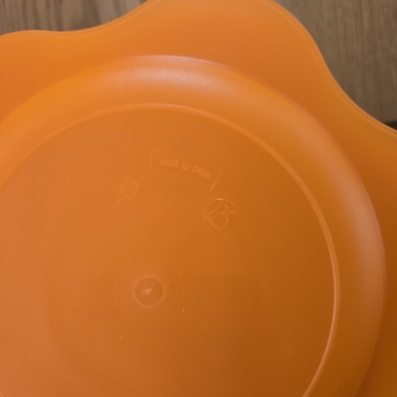 Groovy Flower Orange Yellow Plastic Plates & Bowls Set - Picture 5 of 6